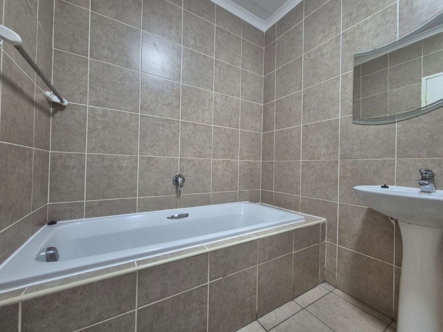 To Let 2 Bedroom Property for Rent in Protea Heights Western Cape